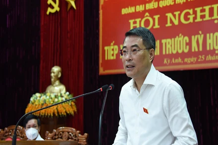 Đồng chí Lê Minh Hưng tiếp thu và làm rõ một số vấn đề trước Cử tri huyện Kỳ Anh. 