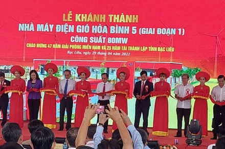 Cắt băng khánh thành dự án điện gió Hòa Bình 5 ở Bạc Liêu.