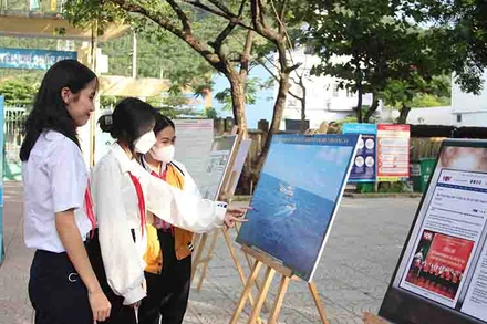 Các em học sinh tham quan tư liệu.