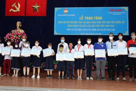 Trao học bổng cho học sinh, sinh viên người dân tộc thiều số Quận 8.