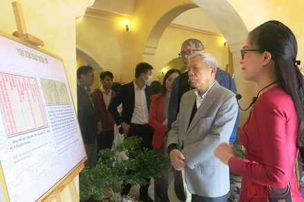 Giới thiệu lịch sử hình thành Quốc Sử Quán triều Nguyễn đến các đại biểu, bạn đọc.