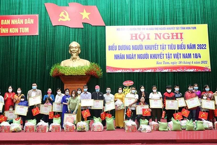 Trao tặng giấy khen và quà cho 20 người khuyết tật tiêu biểu.