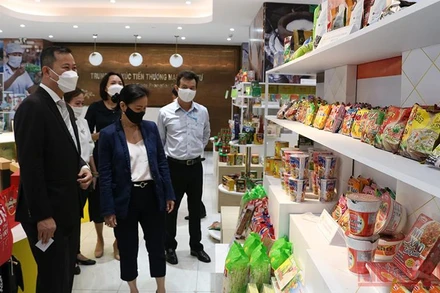 Các đại biểu tham quan gian hàng trưng bày tại Phòng trưng bày xuất khẩu thuộc ITPC.