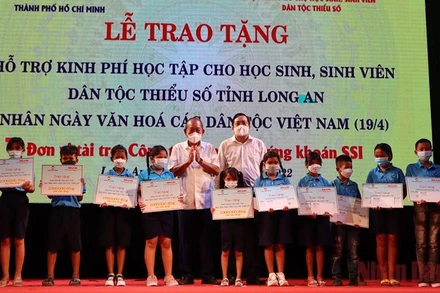 Nguyên Phó Thủ tướng Thường trực Chính phủ Trương Hòa Bình trao kinh phí học tập cho học sinh dân tộc thiểu số có hoàn cảnh khó khăn tại Long An.