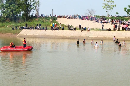 Người dân cùng lực lượng chuyên nghiệp mở rộng phạm vi tìm kiếm các nạn nhân.