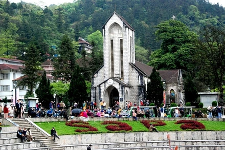 Rất đông du khách đến khu du lịch Quốc gia Sapa (Lào Cai) trong kỳ nghỉ lễ.