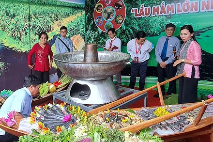 Không gian trưng bày, xác lập kỷ lục “Lẩu mắm lớn nhất Việt Nam” tại huyện U Minh vào chiều 29/4.