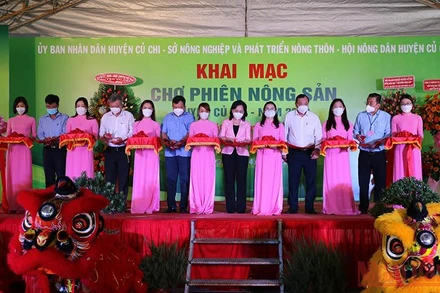 Cắt băng khánh thành Chợ phiên nông sản huyện Củ Chi năm 2022. (Ảnh: Ngọc Thủy)