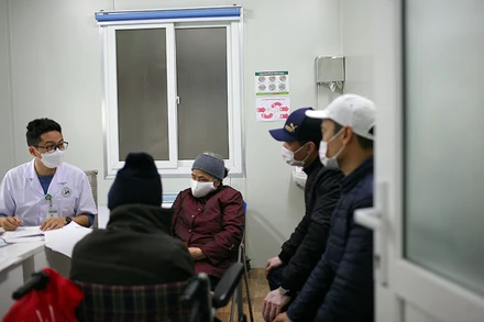 Bác sĩ Đinh Thế Tiến khám cho người bệnh hậu Covid-19.