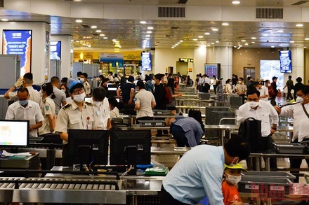 Sân bay Nội Bài đón 70 nghìn lượt khách ngày 30/4.