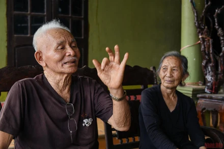 Ông Trinh và o Thiến kể lại chuyện đám cưới 2 lần không đón được dâu của mình bên dòng Bến Hải. (Ảnh: Thành Đạt)