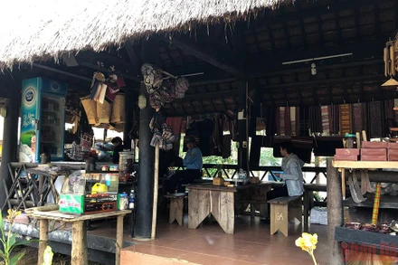 Quầy giới thiệu sản vật địa phương tại Làng. 