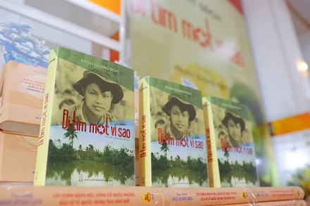 Cuốn sách "Đi tìm một vì sao". (Ảnh: HÒA NGUYỄN)