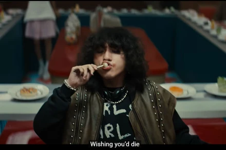 Cảnh trong MV. (Ảnh chụp màn hình)