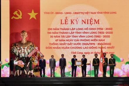 Chủ tịch Quốc hội trao Huân chương Lao động hạng Nhất tặng Đảng bộ, chính quyền và nhân dân tỉnh Vĩnh Long (Ảnh: CHIẾN THẮNG)