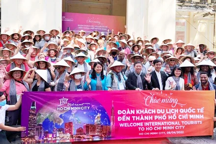 Đoàn 126 du khách Mỹ được chào đón nồng nhiệt khi đến tham quan Bảo tàng Lịch sử Thành phố Hồ Chí Minh hôm 8/4 (Ảnh: Sở Du lịch Thành phố Hồ Chí Minh)