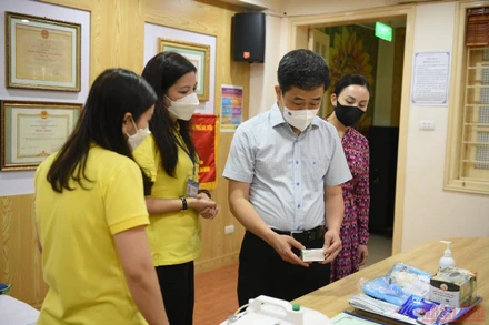 Trường mầm non A (Hoàn Kiếm, Hà Nội) chuẩn bị kỹ càng về trang thiết bị phòng, chống dịch. (ẢNH: SƠN BÁCH)