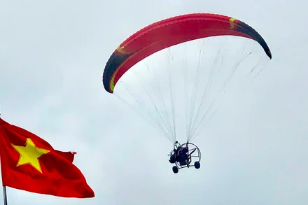 Giải dù lượn lần này thu hút hơn 100 vận động viên tham gia trong đó có cả các vận động viên quốc tế.