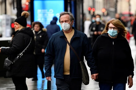 Người dân đeo khẩu trang đi mua sắm trên phố Oxford, London, Anh, ngày 27/1/2022. (Ảnh: REUTERS)
