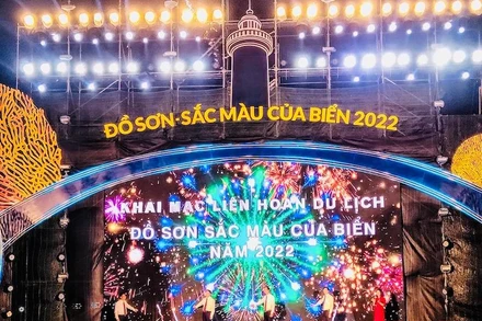 Các đại biểu nhấn nút khai mạc Liên hoan du lịch “Đồ Sơn – sắc màu của biển 2022”.
