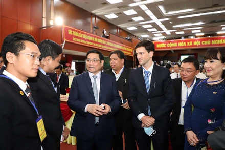 Thủ tướng tiếp xúc với các nhà đầu tư bên lề Hội nghị.