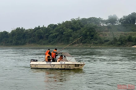 Lực lượng cứu hộ cứu nạn tổ chức tìm kiếm nạn nhân.