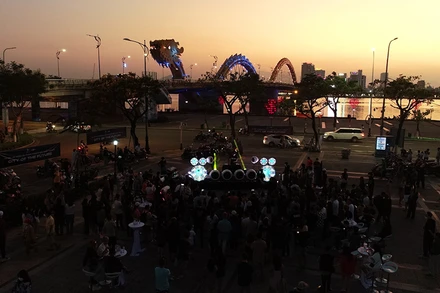 “Danang - The City Of Future” với hệ thống loa khủng được nhập khẩu từ Italy với trị giá hơn 12 tỷ đồng.