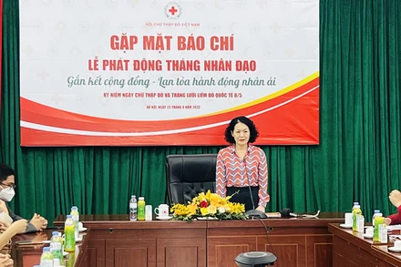 Chủ tịch Trung ương Hội Chữ thập đỏ Việt Nam Bùi Thị Hòa phát biểu tại buổi họp báo.