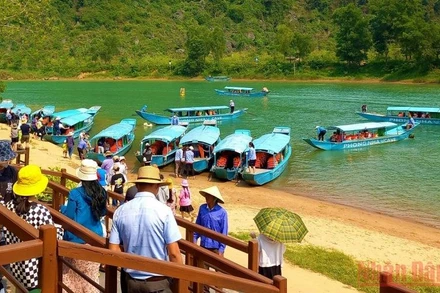 Động Phong Nha đón hàng nghìn lượt khách mỗi ngày trong dịp Giỗ Tổ.