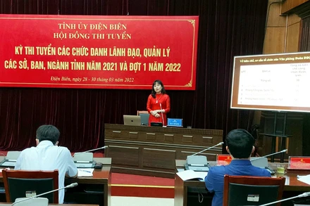 Ứng viên tham gia phần thi thuyết trình Đề án tại kỳ thi. (Ảnh: Văn phòng Tỉnh ủy Điện Biên)