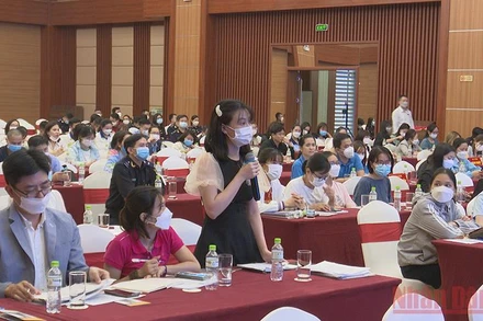 Đại diện các doanh nghiệp trao đổi, đối thoại với Cục Hải quan Hà Nam Ninh.