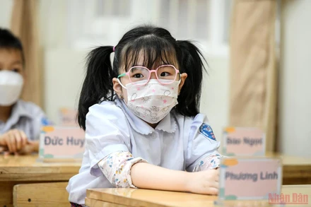 Những khuôn mặt ngây thơ của các con học sinh lớp 1 ngày đầu đến lớp. (Ảnh: THÀNH ĐẠT)