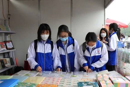 Các em học sinh tham quan Ngày sách.