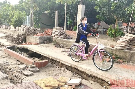 Nhiều phụ huynh lo lắng cho việc đi lại của con em tại đoạn kè. 