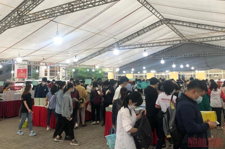 Rất đông bạn đọc trẻ đến với hội sách từ sáng sớm.