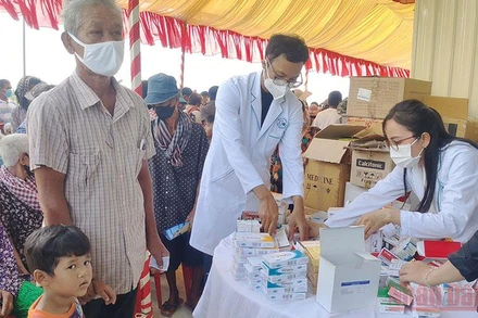 Khoảng 700 người gốc Việt Nam và Khmer được khám chữa bệnh và phát thuốc. (Ảnh: NGUYỄN HIỆP)