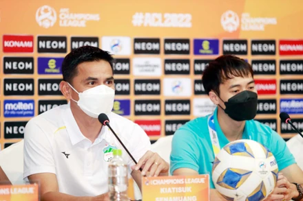 Huấn luyện viên Kiatisak và Văn Toàn dự buổi họp báo AFC Champions League ngày 21/4. (Ảnh: VFF)