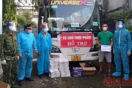 Các đối tượng dùng nhiều thủ đoạn để vận chuyển thuốc lá nhập lậu. Trong ảnh: các đối tượng sử dụng xe cứu trợ để tuồn thuốc lá lậu vào thị trường Thành phố Hồ Chí Minh hồi tháng 9/2021.