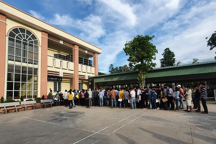 Người dân xếp hàng chờ bốc số thực hiện các thủ tục liên quan đến đất đai tại chi nhánh Văn phòng đăng ký đất đai huyện Chơn Thành, tỉnh Bình Phước.