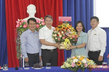 Bí thư Tỉnh ủy Khánh Hòa Nguyễn Hải Ninh (thứ hai từ trái sang) thăm, tặng hoa Báo Khánh Hòa nhân kỷ niệm Ngày báo chí cách mạng Việt Nam.