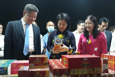 Các đại biểu ấn nút khai mạc Chương trình Khuyến mại tập trung TP Hà Nội năm 2022.