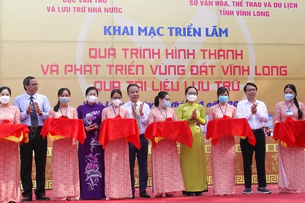 Khai mạc triển lãm “Quá trình hình thành và phát triển vùng đất Vĩnh Long qua tài liệu lưu trữ” sáng 27/4. 