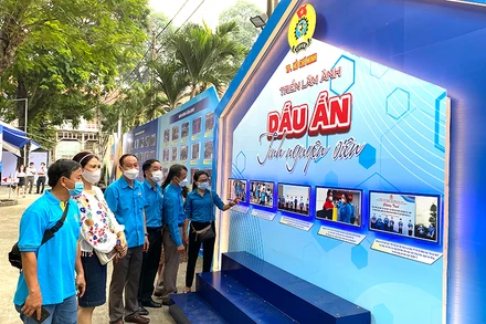 Công nhân viên chức lao động xem triển lãm ảnh tại khai mạc Tháng Công nhân sáng 29/4.