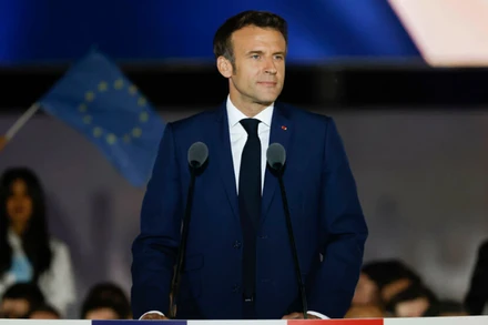 Tổng thống tái đắc cử phát biểu trước những người ủng hộ ở quảng trường dưới chân tháp Eiffel trong tối 24/4. 