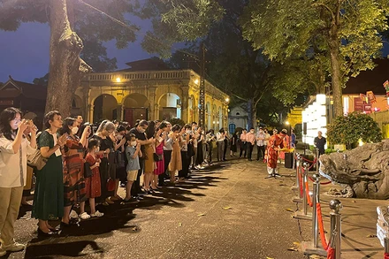 Khách du lịch dâng hương tại thềm điện Kính Thiên.