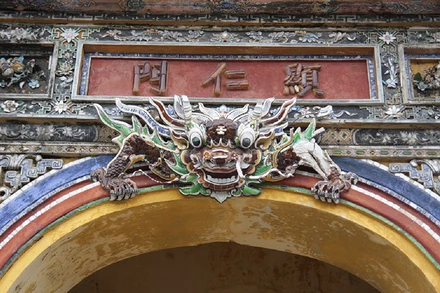 Trang trí hổ phù - la hầu trong cung đình Huế.