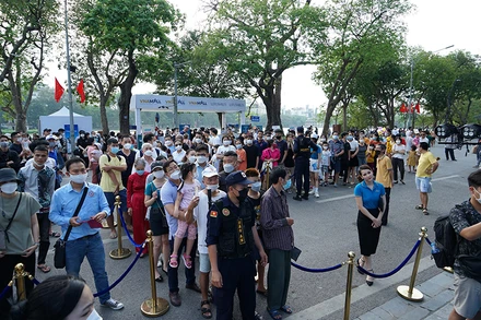 Hàng chục nghìn khách đến mua sắm tại Vietnam Airlines Festa