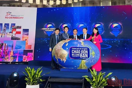 Các đại biểu ấn nút phát động chương trình “Thành phố Hồ Chí Minh Chào đón bạn - Welcome to Ho Chi Minh City”