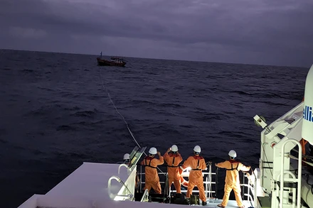 Tàu SAR 412 lai dắt tàu cá về bờ.