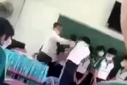 Giáo viên P.Q.H. tát vào mặt học sinh. (Ảnh cắt từ clip)